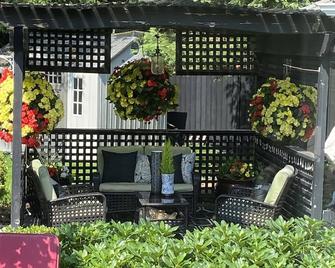 Cozy like home Rural feel in urban area central to sightseeing . Close to shops - Aldergrove - Patio