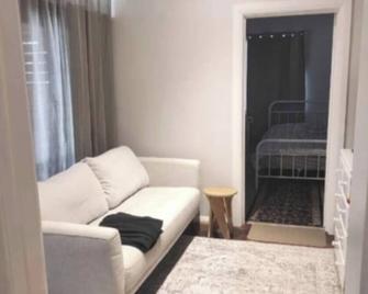 Fully equipped 1br maisonnette home - Clarence Gardens - Living room