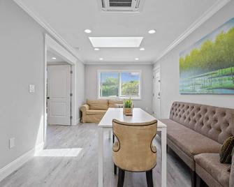 Spacious 1 bed/1 bath apt in Santa Clara w/patio - Santa Clara - Living room