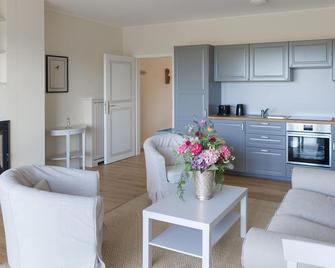 Ferienwohnung mit Kamin im Gut Ulrichshusen - Schorssow - Sala de estar
