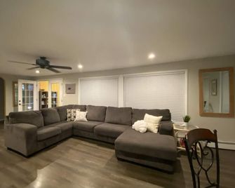 Cozy Cape May Getaway with 2 bedrooms and an upstairs loft! - Villas - Living room