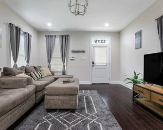 3 BDR Modern home mins From French Quarter! - New Orleans - Living room