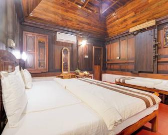 Alaya Stays Palm Dale Heritage Backwater Retreat - Alappuzha - Bedroom
