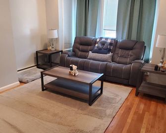 Excellent 2 bedroom condo in South Boston - ボストン - リビングルーム