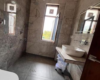 Aerovale Lodge - Pālampur - Bathroom