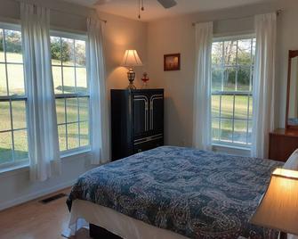 Gobbler Hill Cottage at Rocky Run Sustainable Farm - Sperryville - Bedroom