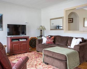 The Cobourg Creek Cottage - Cobourg - Living room