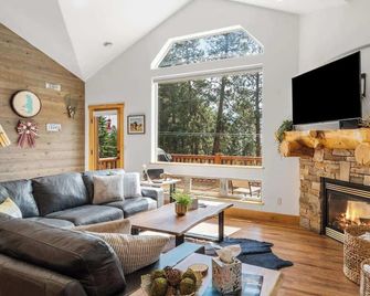 Flathead Lodge | Close to Skiing & Glacier Park - Somers - Living room