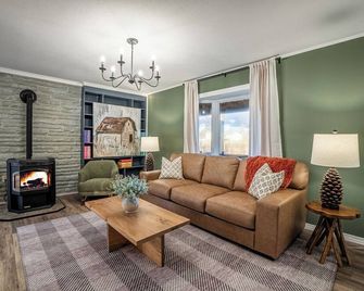 Cozy 3-bedroom cabin with WiFi and AC in charming Mount Nebo - Mount Nebo - Living room