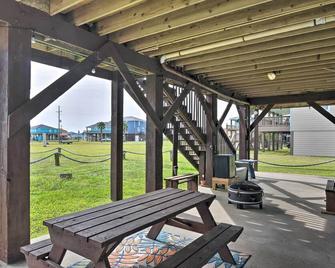 Ocean View, Deck Colorful Crystal Beach Home! - Crystal Beach - Patio