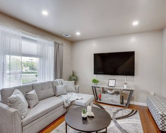 Charming Willow Grove Home w/ Patio + Fire Pit! - Willow Grove - Living room