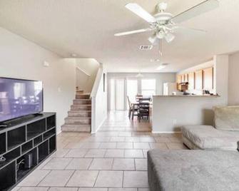 Charming 3-bedroom house with WiFi and Workspace15min from Downtown Dallas - Wilmer - Living room