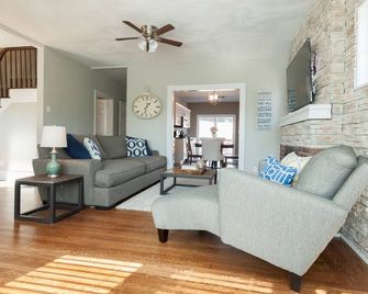 ☆ Hot Tub ☆ New Renovated ☆ Massage Shower ☆Yard☆ - San Luis - Sala de estar