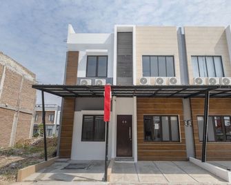 OYO Life 3248 Vision Residence Karawang - Karawang - Building