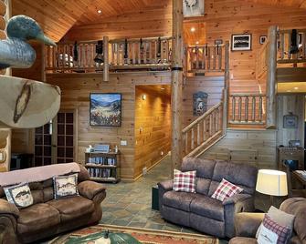 Beautiful Wisconsin Lake-front Log Home (sleeps 6-8) - Shawano - Obývací pokoj