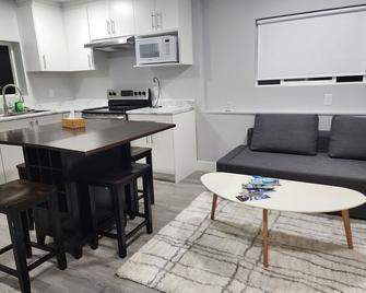 Blissfull Two Bedroom Suite Near surrey centre - Surrey - Kitchen