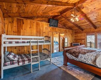 Mountain Escape / 6BR Cabin / Hot Tub / Billiards / Hike trail to GW Natl Forest - McGaheysville - Bedroom