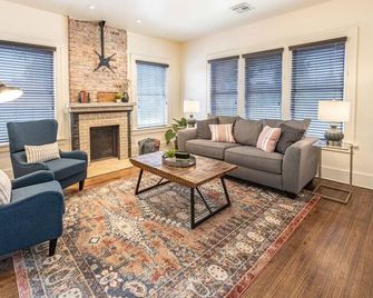 Star-Spangled Steed - An Urban Homestead - Tulsa - Sala