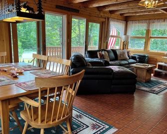 Mountain View Cabin with Hot Tub near Santas Village - Jefferson - Dining room