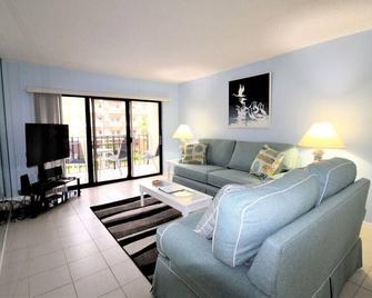 Madeira Place 303 1bd 2ba Retreat Near Johns - Madeira Beach - Living room