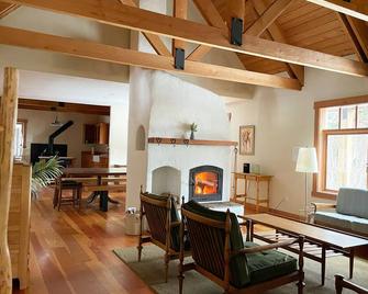 Solar Powered Eco-Lodge + Sauna + Wifi + Onsite Trails + Pet Friendly - Salmon Arm - Dining room
