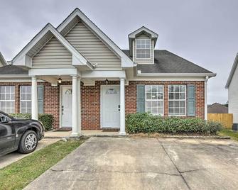 Tidy Tallahassee Townhome about 7 Mi to Downtown! - Tallahassee - Building