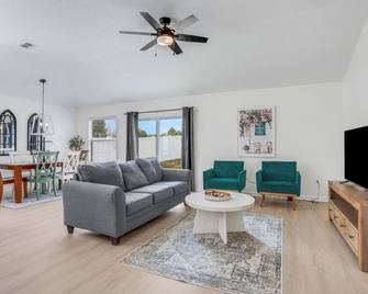 Charming 3-bedroom house with WiFi, AC in wonderful Green Cove Springs - Green Cove Springs - Living room