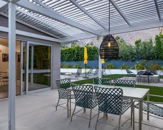 MCM with stunning mountain view in upscale neighborhood - Palm Springs - Patio