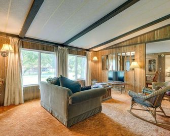 Cozy Salmon Home w/ Mountain Views & River Access - Salmon - Wohnzimmer