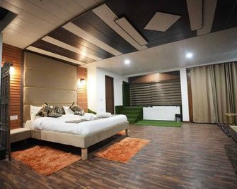 Hotel Robinsson Palace - Mukteshwar - Bedroom