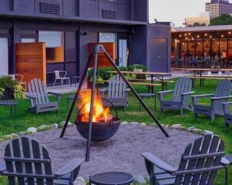 ترمبول آند بورتر هوتل - ديترويت - شرفة مرصوفة