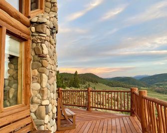 Mountain home retreat with 180 degrees of stunning mountain + valley views! - Cimarron - Balcón
