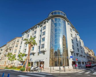 Goldstar Apartments & Suites - Nice - Building