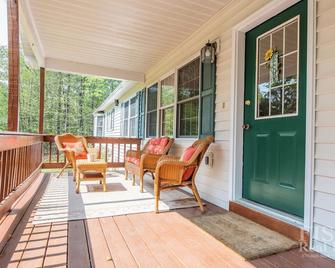 \'Mulrooney's\' is a ranch style home offering everything on the main level in Lake Mokoma - Laporte - Balcón