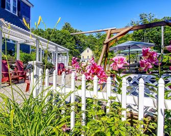 Cottage 4 - Queen and Full Beds Child Loft w 2 Twins Private Bath Kitchenette Pets Allowed Fee applies - Wolfeboro - Patio