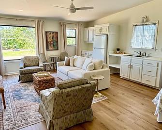 Cedar Bucket Lofts - Cozy 2-bedroom apartment in Oxford! - Oxford - Living room