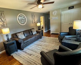 The Farmhouse- 5 Min from Wec - Wilmington - Wohnzimmer
