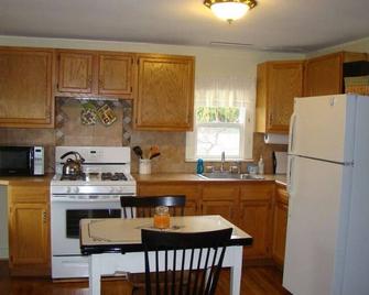 Lynns Cottage at Heron Ledge - Plattsburgh - Kitchen