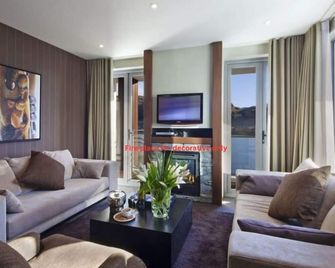 Queenstown Village Apartments - Queenstown - Living room