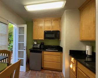 Beso Del Sol - Huntington Beach - Kitchen