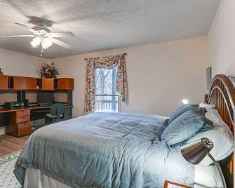 Deck And Community Perks Sky Valley Home - Dillard - Slaapkamer
