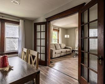 The Suite Retreat - Muncie - Dining room