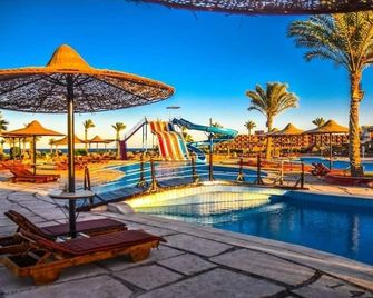 Bliss Nada Beach Resort - מרסה עלאם - בריכה