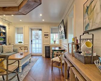 King Bed Bungalow Just Feet from Historic Main Street - Blue Ridge - Living room