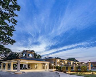 Days Inn & Suites by Wyndham Williamsburg Colonial - Williamsburg - Building
