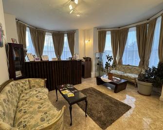 Carlton Court Hotel Eastbourne - Eastbourne - Living room