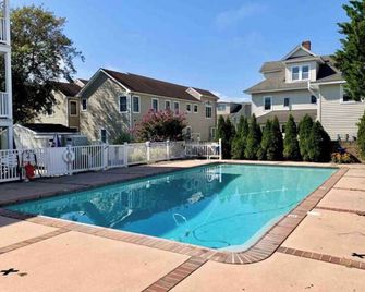 Vintage Luxe Condo with (Nearly) Private Pool in Wildwood Crest - Wildwood Crest - Piscina