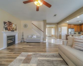 Large Pool Home on a Quiet Cul-De-Sac - Corona - Living room