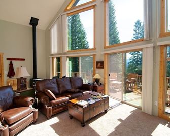 Mountain Home near Lake of the Woods, Ashland and 1 hour to Crater Lake - Klamath Falls - Living room