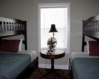 Beautiful Camp on canal with 300 lb ice machine down stairs. 409 Lake Breeze Rd - Hackberry - Bedroom